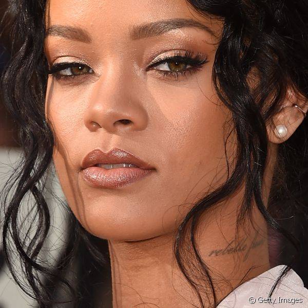 Sempre diva nos red carpets, Rihanna optou por uma pele iluminada e olhos com sombra champagne, garantindo uma beleza natural e sexy